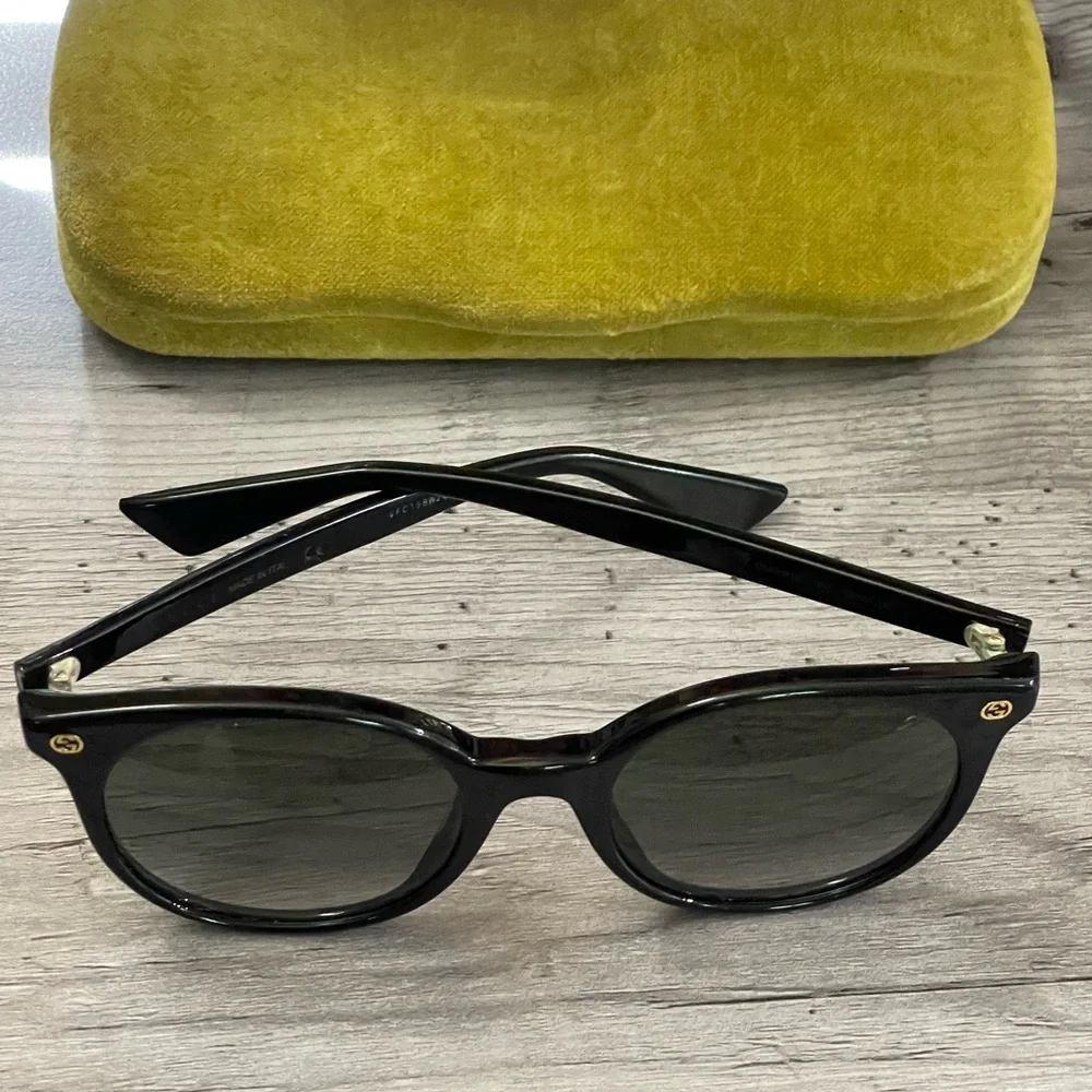 Gucci Elegant Black Sunglasses - Picture 16 of 16